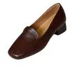 Mocassins de salto baixo, bico quadrado e abertura rasa, oferecendo uma estética retrô, adequados para o trajeto e para uso casual, e proporcionando uma sensação confortável para os pés.. Único sapatos femininos