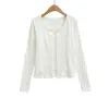 Conjunto de três peças estilo francês: camiseta de manga longa com cardigã de desejo puro + top tipo camisola + saia evasê de cintura alta elástica