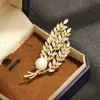 Broche de Espiga de Trigo Bicolor con Incrustaciones de Piedra Estilo Chino de Alta Gama, Versátil y Elegante, Accesorio de Pin con Forma de Planta de Perla de Agua Dulce Natural para Mujer