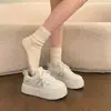 Nuevas Zapatillas Blancas de Primavera 2026 para Mujer, Zapatos Estilo Ins con Suela Gruesa para Aumentar Altura, Zapatos Casuales Versátiles Estilo Hong Kong para Estudiantes