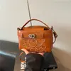 Bolsa Quadrada Pequena com Coração Vermelho em Relevo para Mulheres 2026 Nova Bolsa de Mão Retrô Bolsa Transversal Moda Versátil Bolsa de Ombro de Alto Padrão