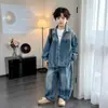 Conjunto de Mezclilla de Manga Larga para Niños Primavera y Otoño 2026 Nueva Ropa de Primavera para Niños Conjunto de Dos Piezas para Niños Medianos y Mayores Ropa Fresca de Moda