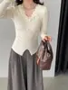 Top de punto Jiangzuo de capa base ultrafina con cuello en V francés de encaje, entallado en la cintura, adelgazante, con un tacto elegante y de alta gama para Primavera C87