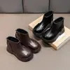 Novas Botas para Meninas Outono Inverno 2026 Infantil Dr. Botas Curtas Martens para Menina com Plus Veludo Estilo Britânico Sapatos Estilosos Versáteis