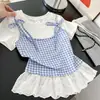 Camiseta Laço Estilo Coreano Renda Azul e Branco Xadrez Costura Ombro Direito Manga Curta Feminina Férias de Verão Top de Duas Peças Estilo Ballet