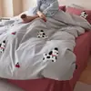 Juego de ropa de cama de algodón grueso cepillado para otoño e invierno con bordado de toalla de perro dálmata a rayas grises, juego de cuatro piezas, funda de edredón de algodón puro, juego de tres piezas