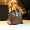 Bolsa Pequena de Couro Esculpido 2024 Nova Vintage Elegante Formato de Dumpling Moda Couro Genuíno Bolsa Feminina Estilo Nacional Ombro Único Transversal Bolsa de Mão para Mulheres
