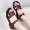 Sandálias de Couro Macio Femininas Verão 2024 Novas Vintage Flor Espessura Grossa Outwear Femininas Bico Aberto Pequeno Salto Sapatos Femininos