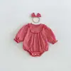 Nueva colección de otoño para niñas: Enterizo de cuadros rojos con diseño triangular, dulce ribete de encaje, perfecto para la celebración del primer mes del bebé