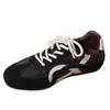 Sapatos de treino alemães pretos de bico redondo, com cadarço e sola macia, para mulheres, novo estilo outono 2026, sapatos casuais para atividades ao ar livre, sapatos esportivos, sapatos de corrida