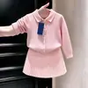 Conjunto de Punto Dulce Rosa Otoño para Niñas 2026 Nuevo Estilo Estilo Escolar Suéter de Punto Trenzado Falda Plisada para Bebé Niña Moderna
