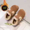 Sandálias Birkenstock para meninas, nova coleção outono/inverno 2025, forradas com fleece, sapatos slip-on infantis e de bebê, forrados com algodão para meninos, antiderrapantes, sapatinhos de couro, estilo moderno