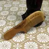 Suministro de Fabricante Mayorista de Peines de Madera de Durazno con Mango, Suministro para el Mercado de Peines Finos Tallados en Madera con Forma de Media Luna y Logo Grabado