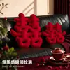 Decoración de habitación de boda cojines de sofá de mesita de noche almohada de doble felicidad de boda muñecos rojos festivos para presionar la cama venta al por mayor de suministros de boda