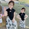 Conjunto de Ropa de Verano 2026 Estilo Chino Nuevo para Niñas con Top Abotonado para Bebés y Elegantes Pantalones de Pierna Ancha con Pintura a Tinta de Hojas de Bambú