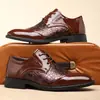 Zapatos de vestir de cuero para hombre transfronterizos, patchwork de charol, repujado, punta fina, con cordones, formales, estilo británico, resistentes al desgaste, antideslizantes, zapatos de boda, modernos