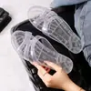 Sandálias plásticas de verão da moda, solado plano, antiderrapantes, estilo coreano, design de uma tira, adequadas para uso no banheiro, salto médio, para mulheres, salto baixo