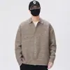 Cardigan suéter masculino com gola, coleção outono/inverno 2026, apresentando um estilo descontraído e moderno, caimento casual e peça de tricô versátil para usar por cima.