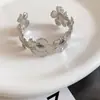 Pulseira Aberta de Flor de Metal Vazada Estilo Europeu e Americano 2026 Nova Vintage Mais Vendida Pulseira Joia de Luxo Leve de Alta Qualidade
