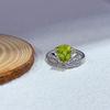 Verano 2024 nuevo anillo de plata S925 chapado en platino con incrustaciones de olivino tamaño de la piedra principal 7*9mm pequeño francés