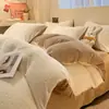 Funda de Edredón de Terciopelo de Leche Juego de Cama de Cuatro Piezas Tallado Sábanas Gruesas y Cálidas Edredón Juego de Tres Piezas para el Hogar Invierno de Alta Gama