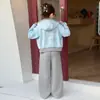 Conjunto de Chaqueta de Bloques de Color con Letras para Niñas Primavera y Otoño 2026 Nuevo Estilo Ropa para Niñas Primavera Estilo Coreano Moda Casual Conjunto de Dos Piezas