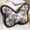 Almohada con Forma Retro con Relleno para Dormitorio, Ventana de Mirador y Sofá, con Patrón Floral de Mariposas Simple de Alta Gama