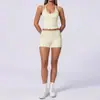 Conjunto de fitness Pilates com shorts de ioga listrados europeus e americanos com cós dobrável que levanta o bumbum e blusa estilo two-piece com gola halter