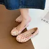 Sapatos de salto baixos femininos florais pequenos franceses para o início da primavera, belos, estilo novo 2026, com saias, Mary Janes, sapatilhas, sola macia, sapatos para dirigir