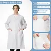 Batas blancas de manga corta de alta calidad, resistentes a las arrugas, adecuadas para entornos médicos, de laboratorio y de servicio de alimentos.. Personalizable con logotipos. Venta al por mayor disponible a precios reducidos para pedidos grandes
