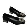 Elegantes zapatos de mujer estilo francés de tacón bajo, corte bajo, nuevo modelo de otoño 2026, mocasines negros con pedrería y tacón grueso para mujer