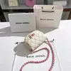 Una generación de pequeña bolsa de sillín blanca fragante 2023 Nueva Cadena de alto sentido Diamante bolsa cuadrada pequeña al por mayor