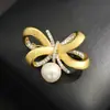 Broche de Lazo Dorado Bicolor Suave y Dulce con Pasador de Perla de Agua Dulce Natural, Accesorio de Abrigo Anti-Exposición para Mujer