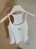 Novo top regata doce e estiloso com estampa de laços e gola halter, top versátil de corte justo para usar tanto por baixo quanto por cima.