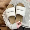 Pantuflas de otoño e invierno, slip-on de felpa versátiles de nuevo estilo, zapatos Birkenstock súper populares, pantuflas planas de pelo de moda 2026 para que las mujeres las usen afuera