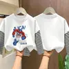 Camiseta de manga comprida para meninos, algodão puro, novo estilo primavera e outono 2026, camada interna listrada para meninos pequenos, camiseta base infantil falsa de duas peças