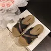 Pantuflas planas de suela gruesa hechas a medida para mujer, para uso exterior en verano, sandalias de color block retro de alta gama para vacaciones en la playa, venta al por mayor para mujeres