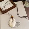 Nuevo Collar Colgante Geométrico de Corazón de Resina con Cuerda de Cuero Estilo Chino para Mujer Cadena de Suéter Versátil Simple Joyería de Lujo Ligero Sensación de Gama Alta