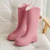 Botas de Chuva da Moda Estilo Coreano Meio-alto Moda Feminina com Forro de Lã Quente para Uso Externo em Água Botas de Chuva Confortáveis Sola Macia Sapatos de Borracha Resistentes ao Desgaste
