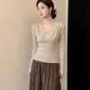 2026 Tamanho Plus Size Início do Outono Malha Fina com Decote V para Mulheres Estilo Coreano Ligeiramente Cheinha Design Plissado Manga Longa Camada Base