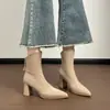 Botas de salto alto com bico fino na cor nude para mulheres, nova coleção outono/inverno 2026, botas curtas com zíper traseiro e saltos grossos, retrô e estilosas