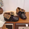 Botas de Cano Curto Versáteis e Estilosas para Meninas 2026 Nova Moda Outono Sapatos de Couro Marrom Acabamento Floral Botas de Cano Curto Vintage para Meninas