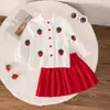 Conjunto de dos piezas de otoño para niña: Cárdigan de canalé con bordado de fresa tridimensional y falda corta plisada roja, Ropa para niños al por mayor