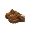 Meia-calça para aumentar a altura para pessoas petites, Outono 2025, Novo, Couro Macio Fosco, Plataforma, Sola Grossa, Bico Fechado, Pantufas de Pelúcia