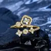 Anillo Romántico Ajustable con Chapado en Oro de 14K, Cielo Estrellado, Trébol de Cuatro Hojas y Moissanita para Mujer, con Diseño Único y Estilo Moderno
