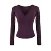 Camiseta rosa de manga longa com decote cruzado para mulheres, adequada para o início do outono, com design que afina a cintura, estilosa e versátil, top curto