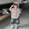 0665 Conjunto de Verão para Meninos 2026 Novas Roupas Infantis Estilo Coreano Roupa de Verão Manga Curta Shorts Jeans Conjunto de Duas Peças