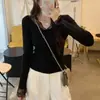 Camiseta base puramente deseable de cuello en V con ribete de encaje negro para mujer, nuevo top de otoño e invierno con un diseño elegante, corte ajustado, hecha de tela térmica para abrigarse