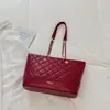 Bolsa acolchoada estilosa de grande capacidade para mulheres, novo modelo 2026, adequada para o trabalho e o trajeto diário, bolsa de ombro de cor sólida, pode ser carregada como uma bolsa tote