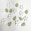 Flores Pequeñas Blancas de Color Natural y Hojas Decoración de Mesa de Pascua Decoración Hecha a Mano Mariposa Piezas Pequeñas de Madera Manualidades DIY